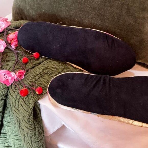 Elegant Women's Asian-Inspired Gold Embroidered Slippers Size 9 NWOT - Picture 2 of 5